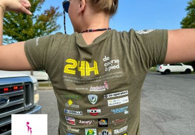 Virginie Thibeault Pose Fièrement Avec Le Chandail Officiel Du 24 H De Course